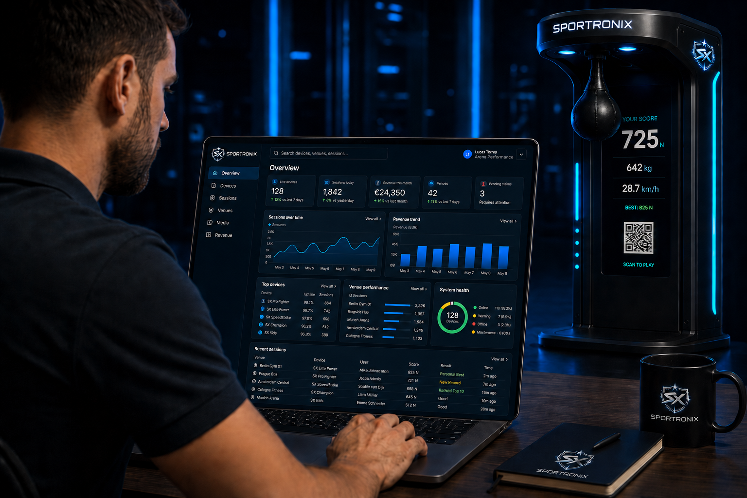 Betreiber arbeitet mit dem Sportronix Dashboard auf einem Laptop